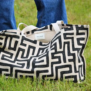 Sac cabas Bohème en toile épaisse imprimée de motifs noirs graphiques, avec anses écrues, création artisanale ATELIER Nath M.