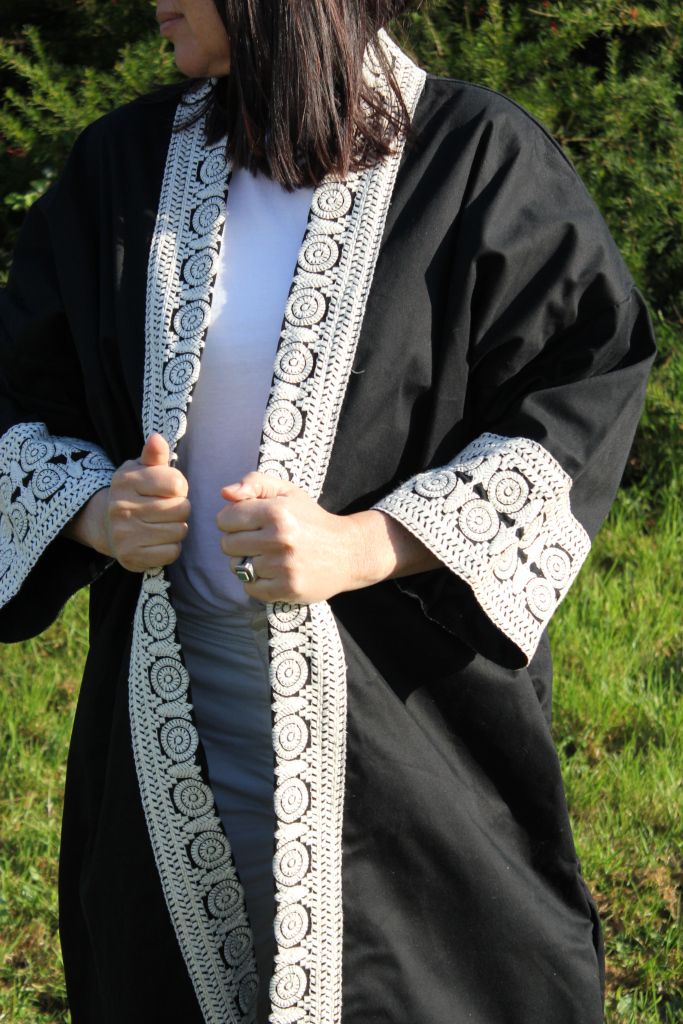 Détails kimono long Nina Col et manches galon Veste longue kimono popeline de coton couleur noire, détails Col et manches galon, poches invisibles. coutures interieur biais.