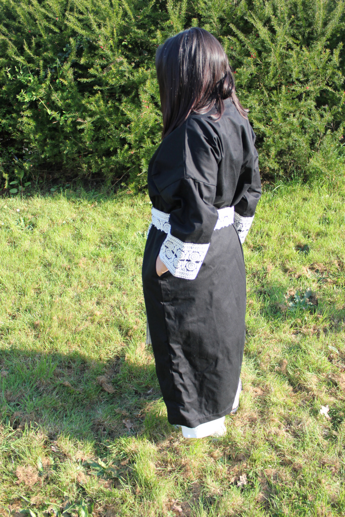 Kimono long Nina Dos Veste longue kimono popeline de coton couleur noire, manches et ceinture en galon de coton. Détail galon. Dos