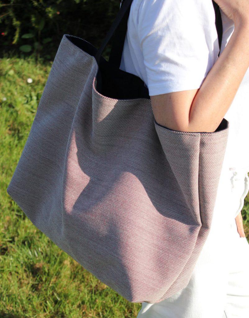Sac Nath réversible Sac réversible Nath coordonné à la veste kimono Nath. interieur noir coton. Anses coton.