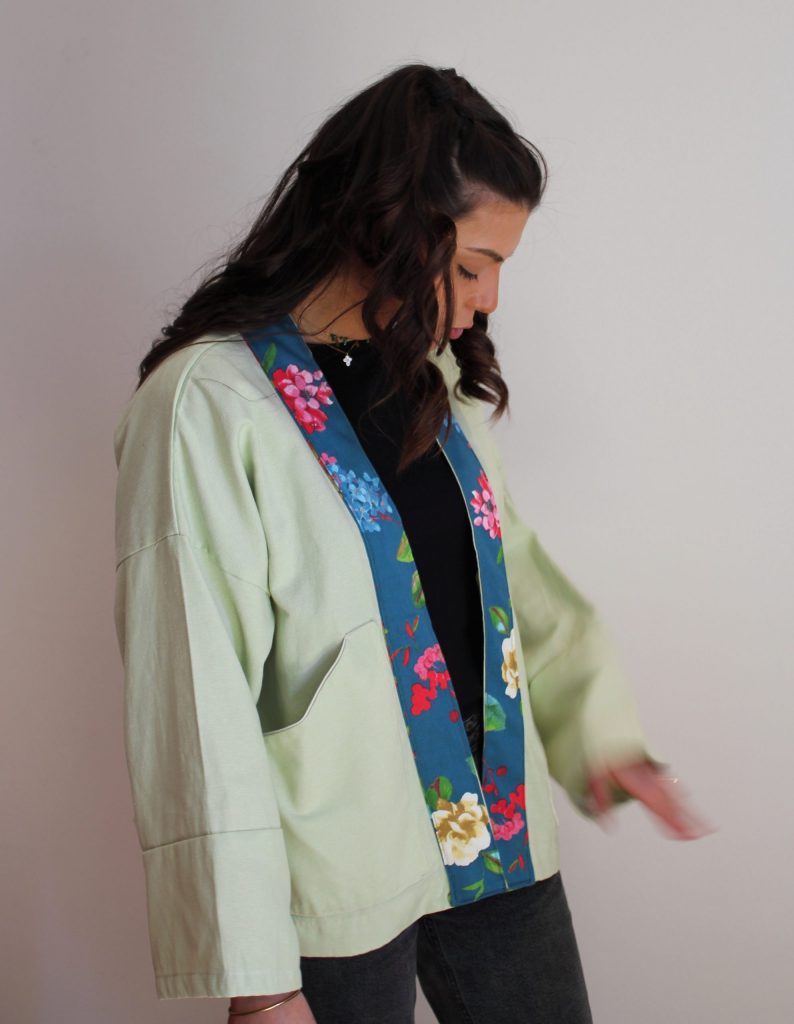 Kimono court à col fleuri, coton uni, vue de côté, coupe fluide, manches 3/4.