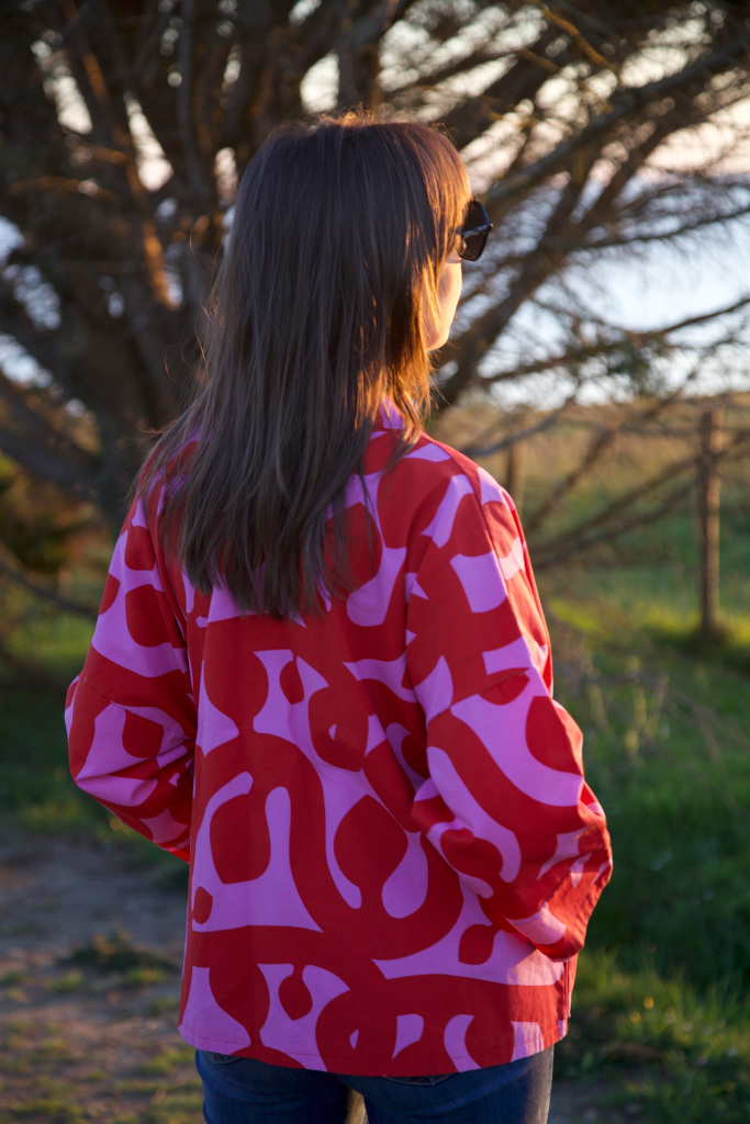 Veste Kimono Charline Rouge et rose Veste kimono en coton rose et rouge, coupe ample et fluide, manches larges, vue arrière complète.amples, confort et élégance. a porter en toutes circonstances.