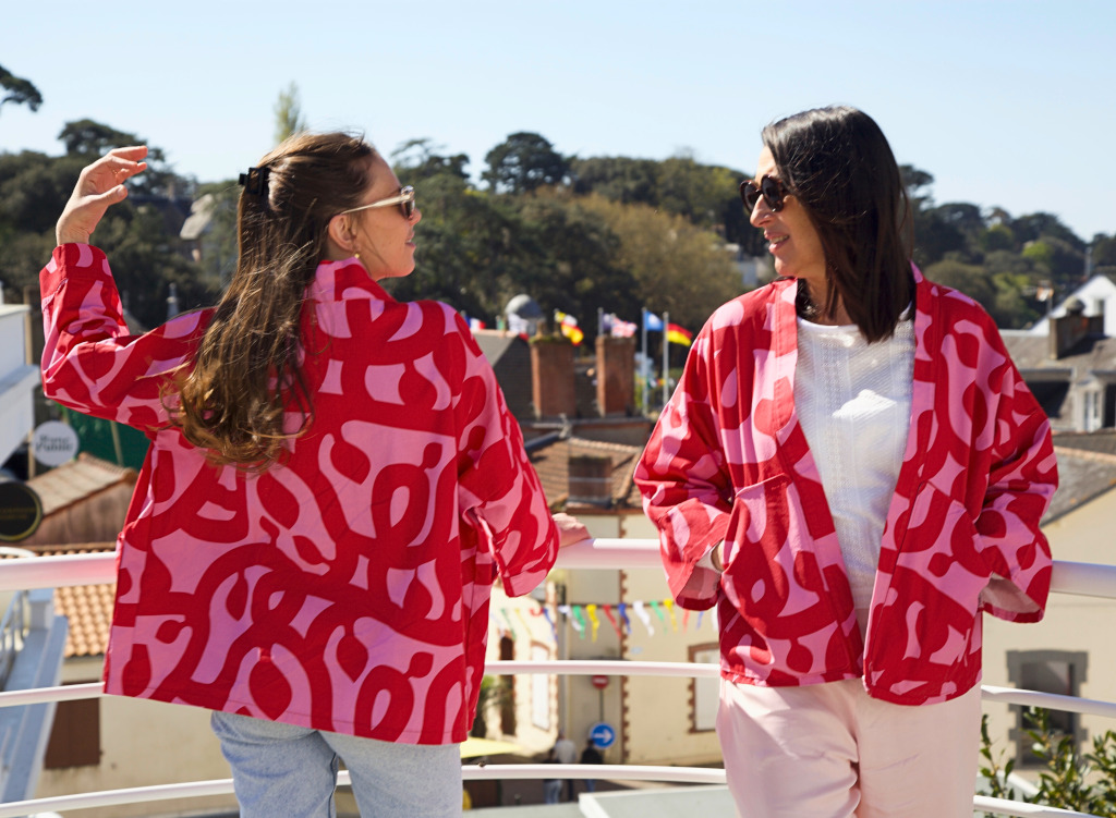 Kimono charline 3 Veste kimono ample en coton rose et rouge, manches larges 3/4, poches plates sur les côtés, vue de face.