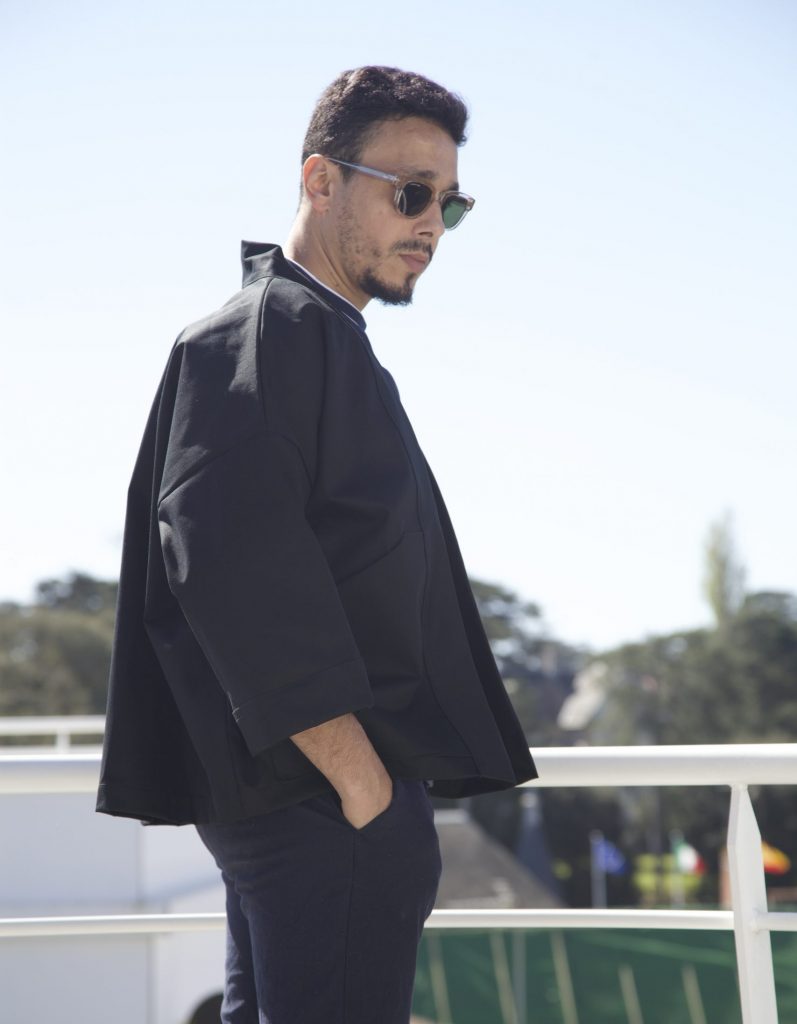 Veste Nina portée homme Veste Kimono Nina noire intense, popeline de coton, excellente tenue. Mixte, taille unique. Manches et col Kimono, ne s'attache pas.