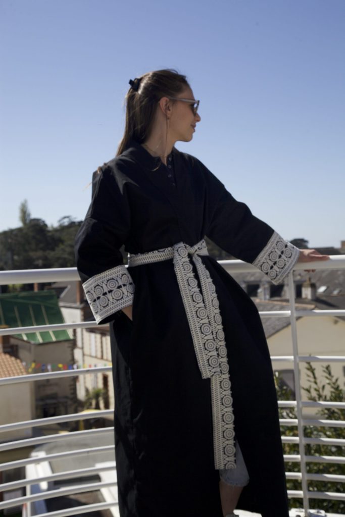 Manteau Nina long face Galon manches Manteau Kimono Nina noir intense, manches bordées de galon en coton brodé coordonnées à la ceinture. Mixte. Un rendu incroyable. Pièce unique