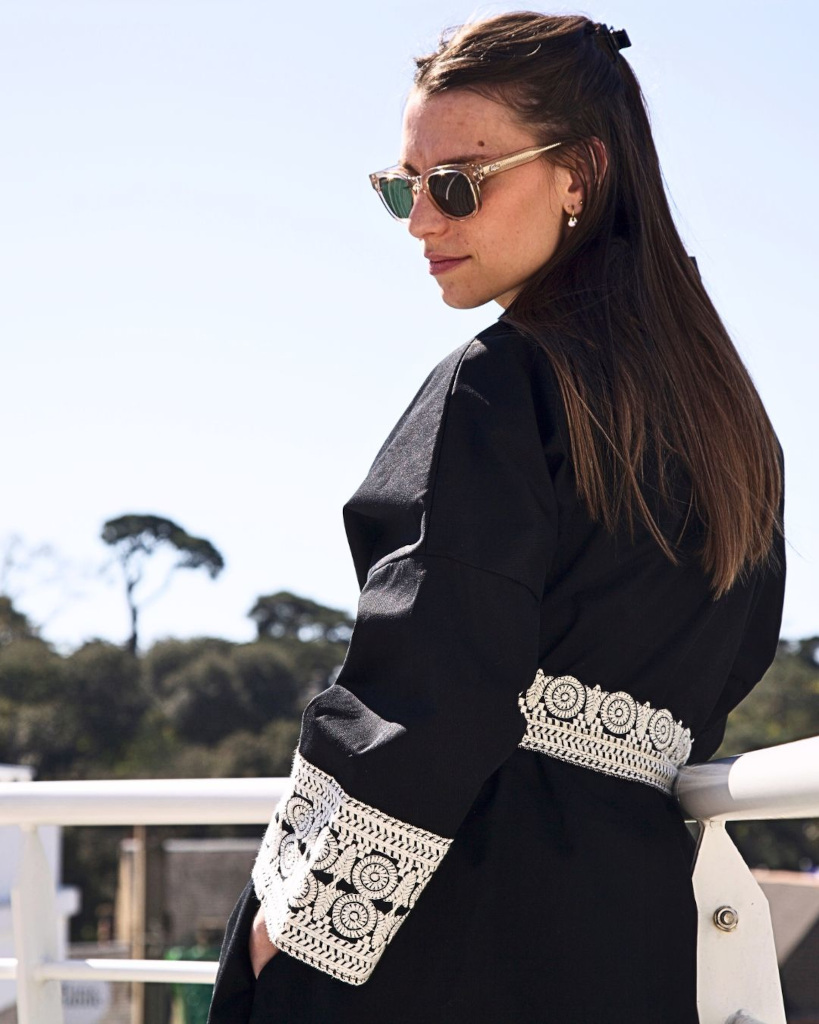 Kimono long mixte Nina profil dos Manteau kimono pour hommes et femmes, une taille unique en popeline noir, très long, manches et ceinture galon coton.