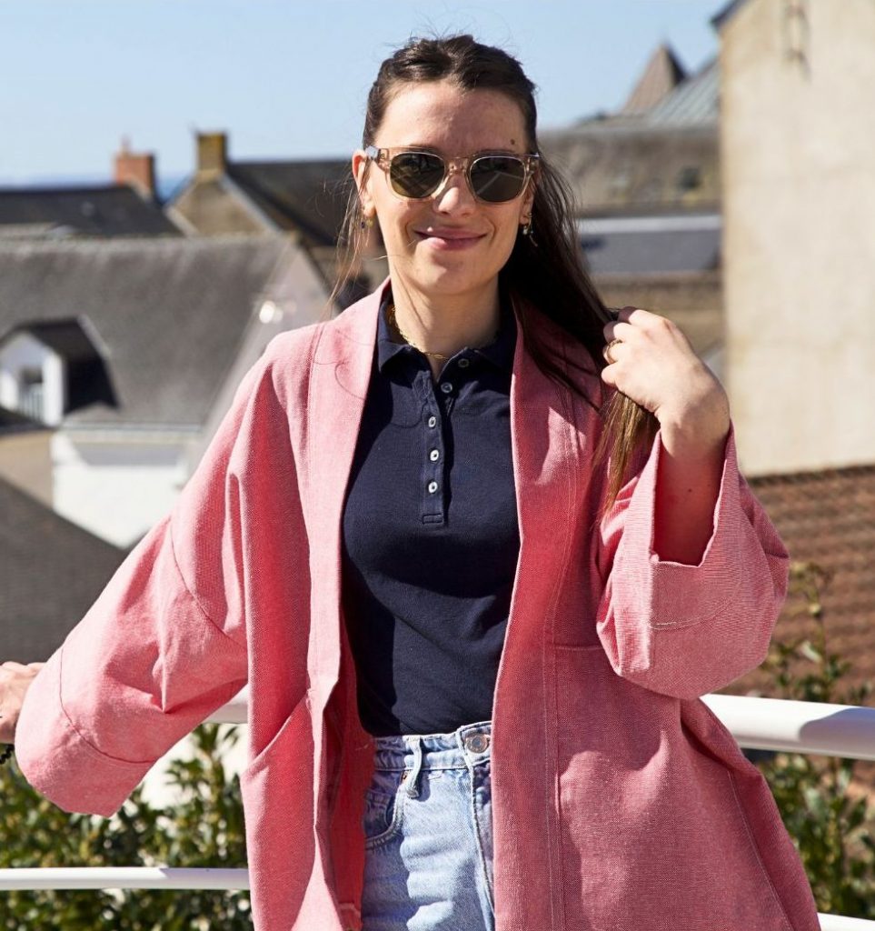 Rose face poches plates Veste Kimono court ample en coton naturel rose foncé, manches droites, poches plates discrètes, coupe fluide confortable.