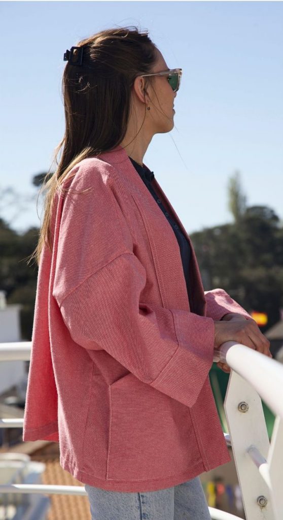 Rose profil poches plates Veste Kimono courte ample en coton rose foncé, manches droites 3/4 avec revers, poches plates discrètes, coupe fluide confortable.