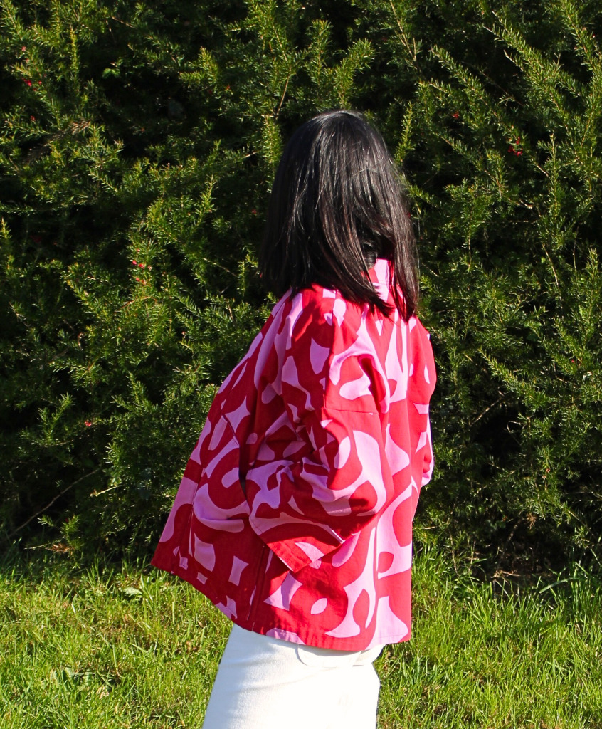 kimono Rose et rouge charline2 Zoom sur manche large 3/4 de la veste kimono en coton rose et rouge, coton doux et tombé fluide.