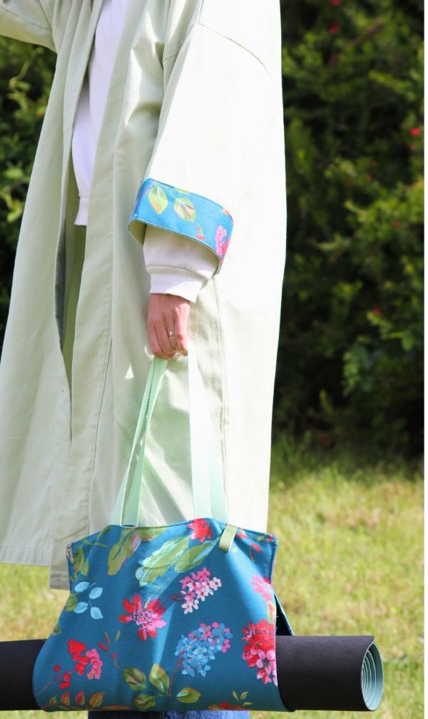 Sac de Yoga fleuri, assorti au kimono Léna vert d'eau, manches fleuries.