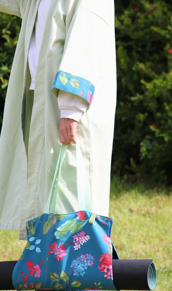 Sac pour tapis de Yoga Isa Sac de transport Isa, associé au kimono Léna manches fleuries.