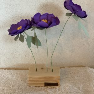 Support en bois artisanal avec emplacements pour fleurs en papier ou encens, fabrication française. Décoration d'interieur.