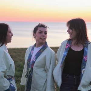 Présentation des 3 kimonos avec poches plates et invisibles en version longue et courte, sublimé de details fleuris