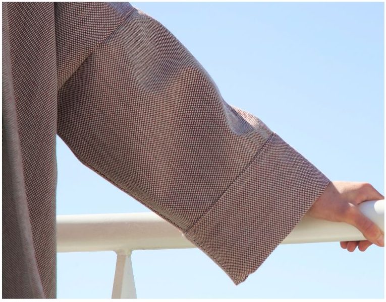 Veste courte Kimono Manche ample de la veste kimono Nath en tissus texturé beige, finition droite avec revers possible.