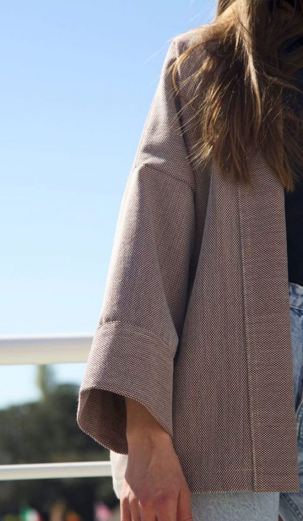 Veste Kimono poches invisibles Veste kimono Nath en tissu texturé beige, finition droite avec revers possible, modèle poches invisibles, passant pour ceinture.