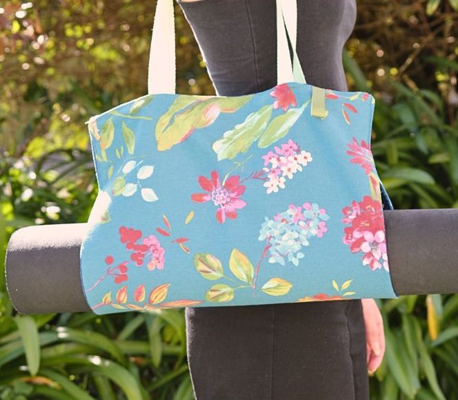 Sac Isabelle yoga Ce sac de transport pour tapis de yoga est une pièce unique, confectionnée dans le tissu fleuri utilisé pour les détails des manches et du col des kimonos Léna.