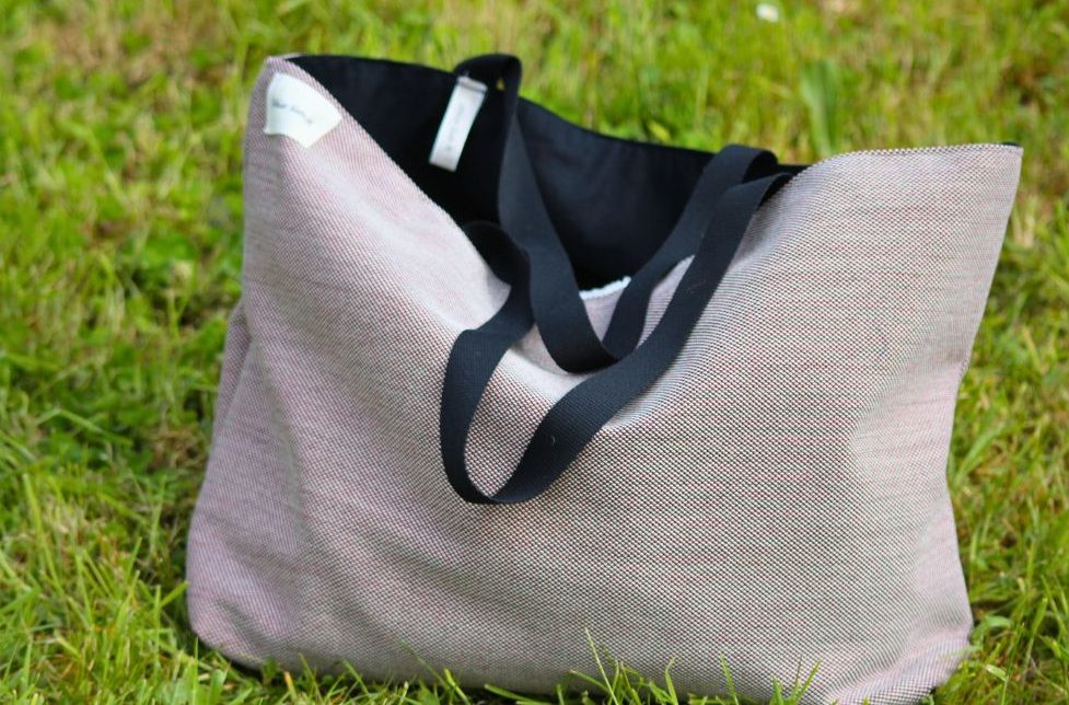 Sac réversible coordonné kimono Nath Sac cabas souple en tissu texturé rosé avec anses noires et doublure coton noir, réversible.