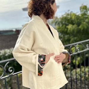 Veste kimono BLANDINE, vue de côté, tissu beige épais, revers contrastés automne ou doré, détail poche plate.
