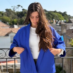 Veste kimono mixte en toile de coton bleu cobalt avec liserés jaunes au col et aux manches, coupe oversize inspirée du style japonais.