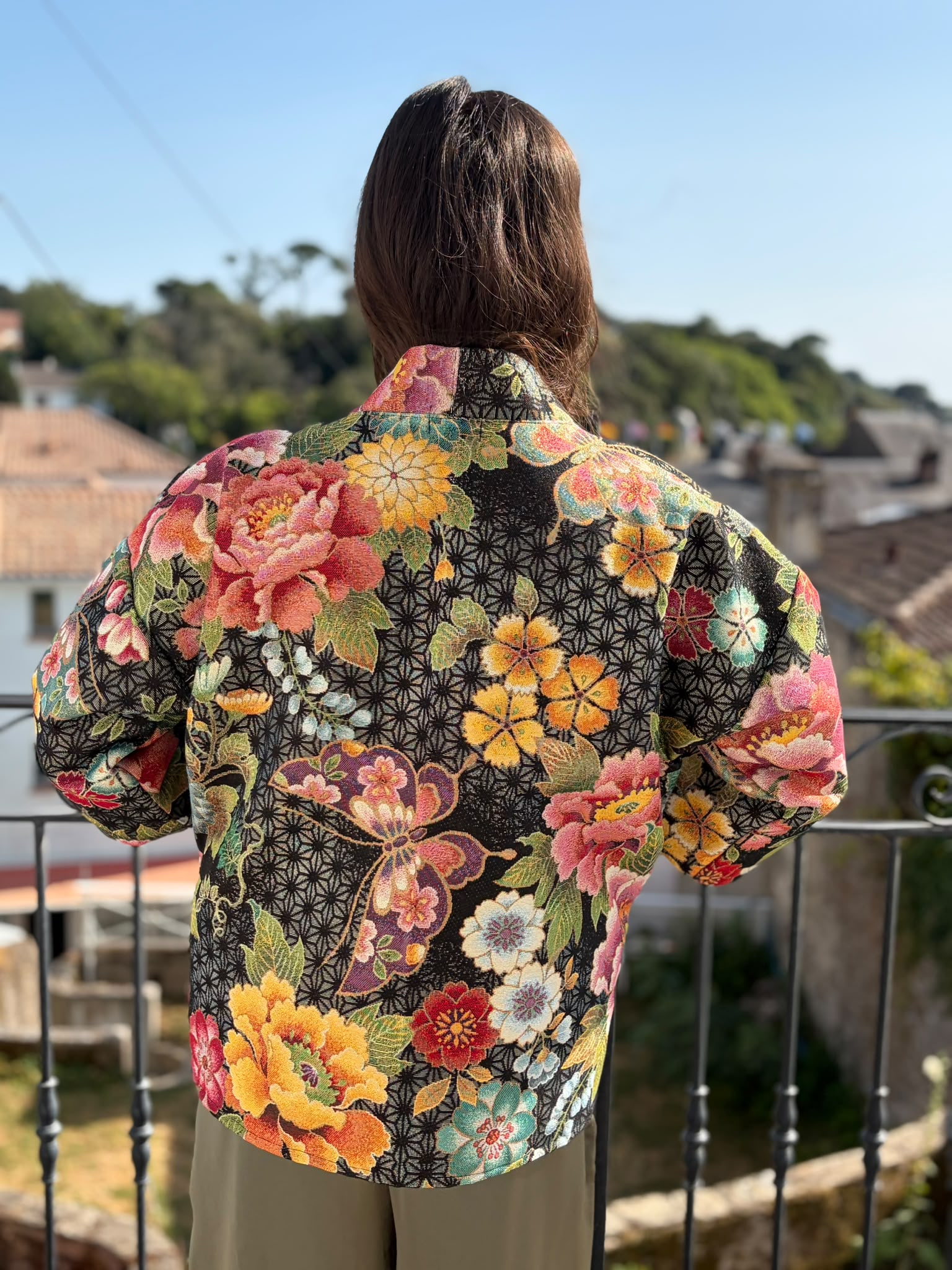 Veste kimono Zabou de dos Veste kimono ZABOU de dos tissu jacquard épais à motif floral japonais tissé, texture riche et finitions soignées.