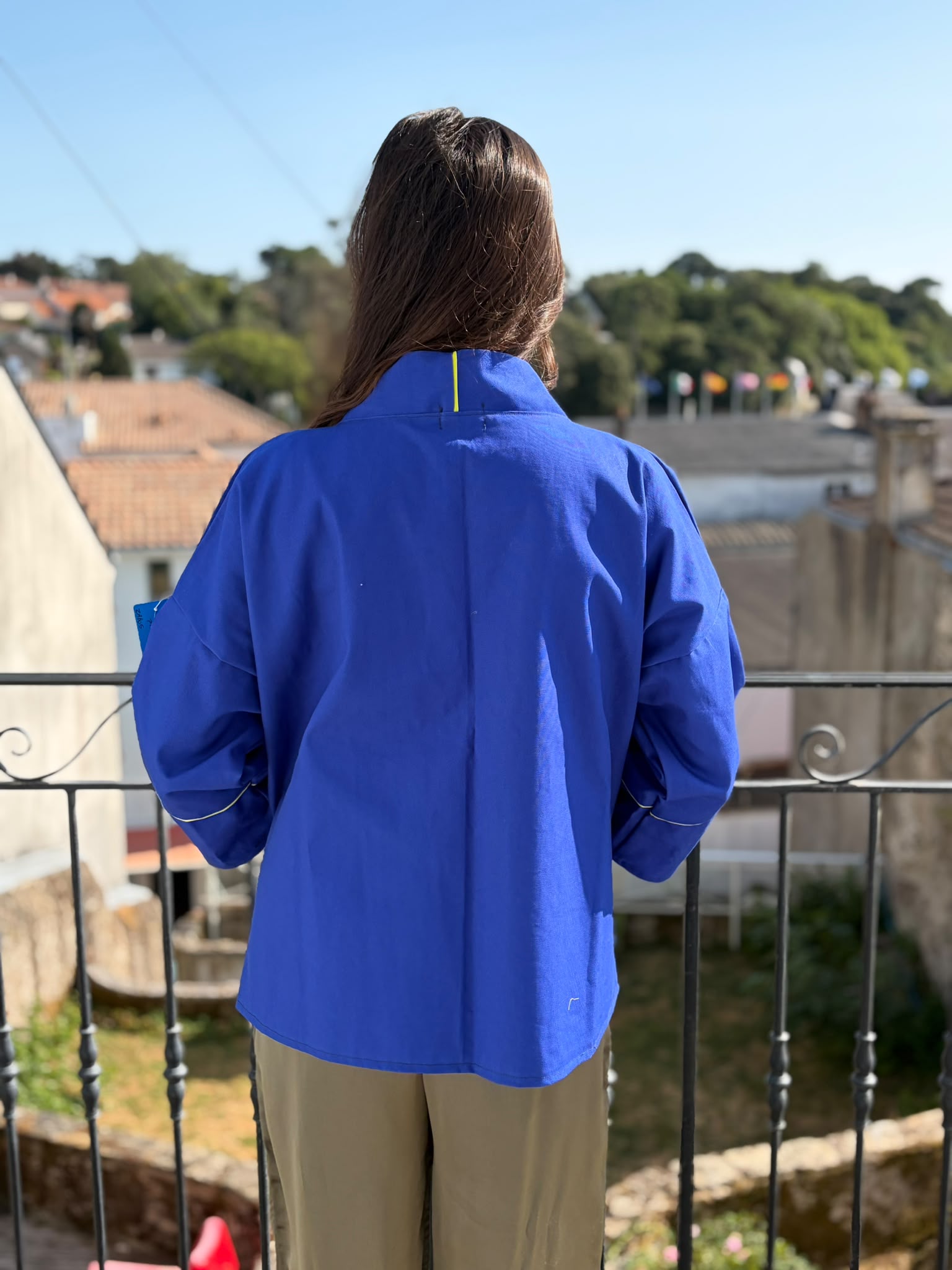 Job de dos Veste kimono mixte en toile de coton bleu cobalt avec liserés jaunes au col et aux manches, coupe oversize inspirée du style japonais.
