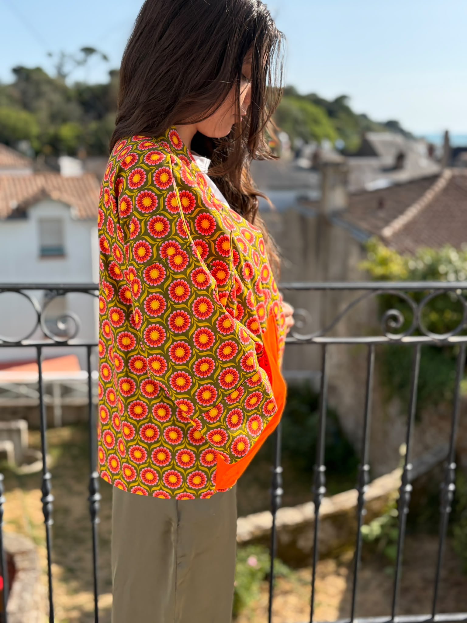 Poches oranges de profil Kimono mixte en coton léger à imprimé floral vintage avec poches orange contrastantes, coupe ample et style rétro inspiré du Japon.