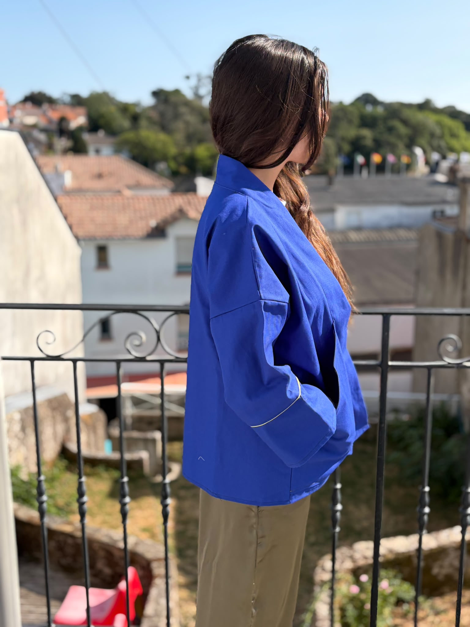 Job de profil Veste kimono mixte en toile de coton bleu cobalt avec liserés jaunes au col et aux manches, coupe oversize inspirée du style japonais.