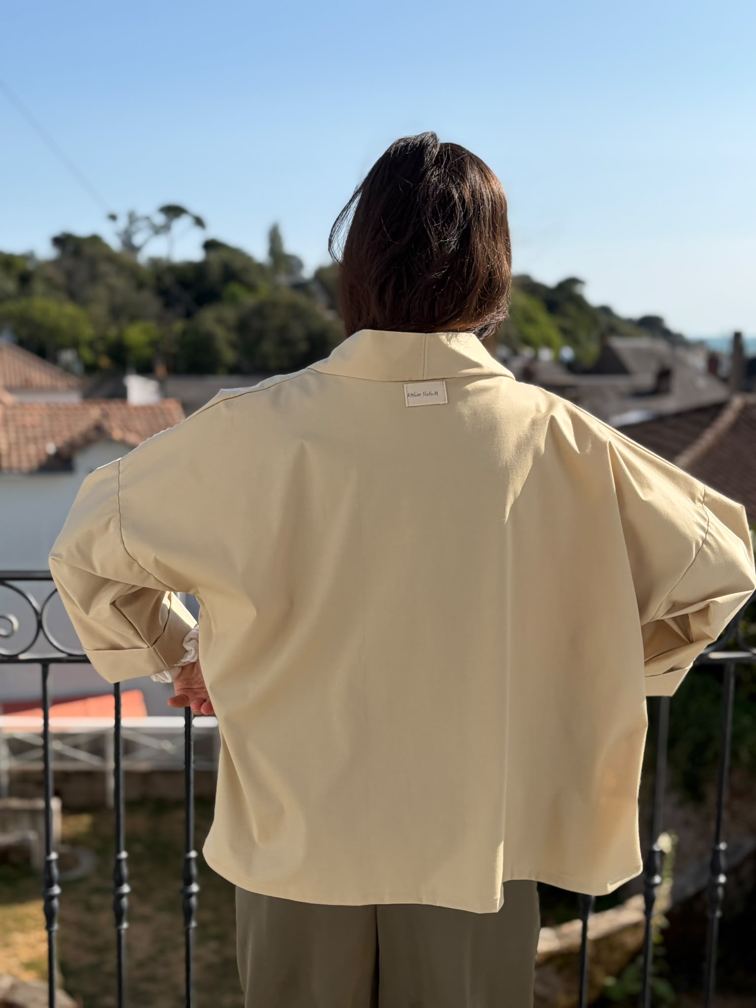 Veste Kimono Lou de dos Veste Kimono Lou mixte, élégante et sobre. à porter pour une occasion ou se faire plaisir.