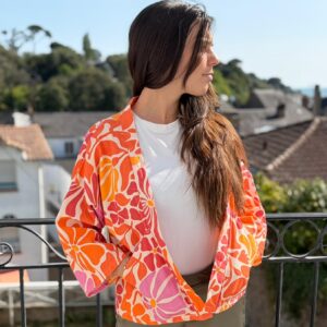 este kimono, mode seventies, imprimé floral, création artisanale, fait main, veste fluide, look bohème, orange et rose.