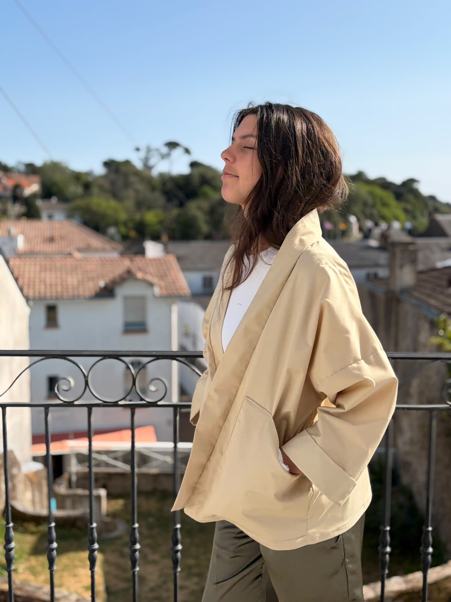 Veste Lou profil Veste kimono Lou en viscose et élasthanne satinée et souple, élégante et moderne