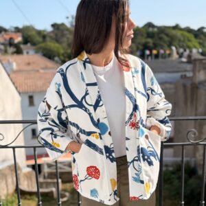 Kimono femme blanc aux motifs végétaux japonais. Coupe ample, confortable et élégante, idéal en toute saison.