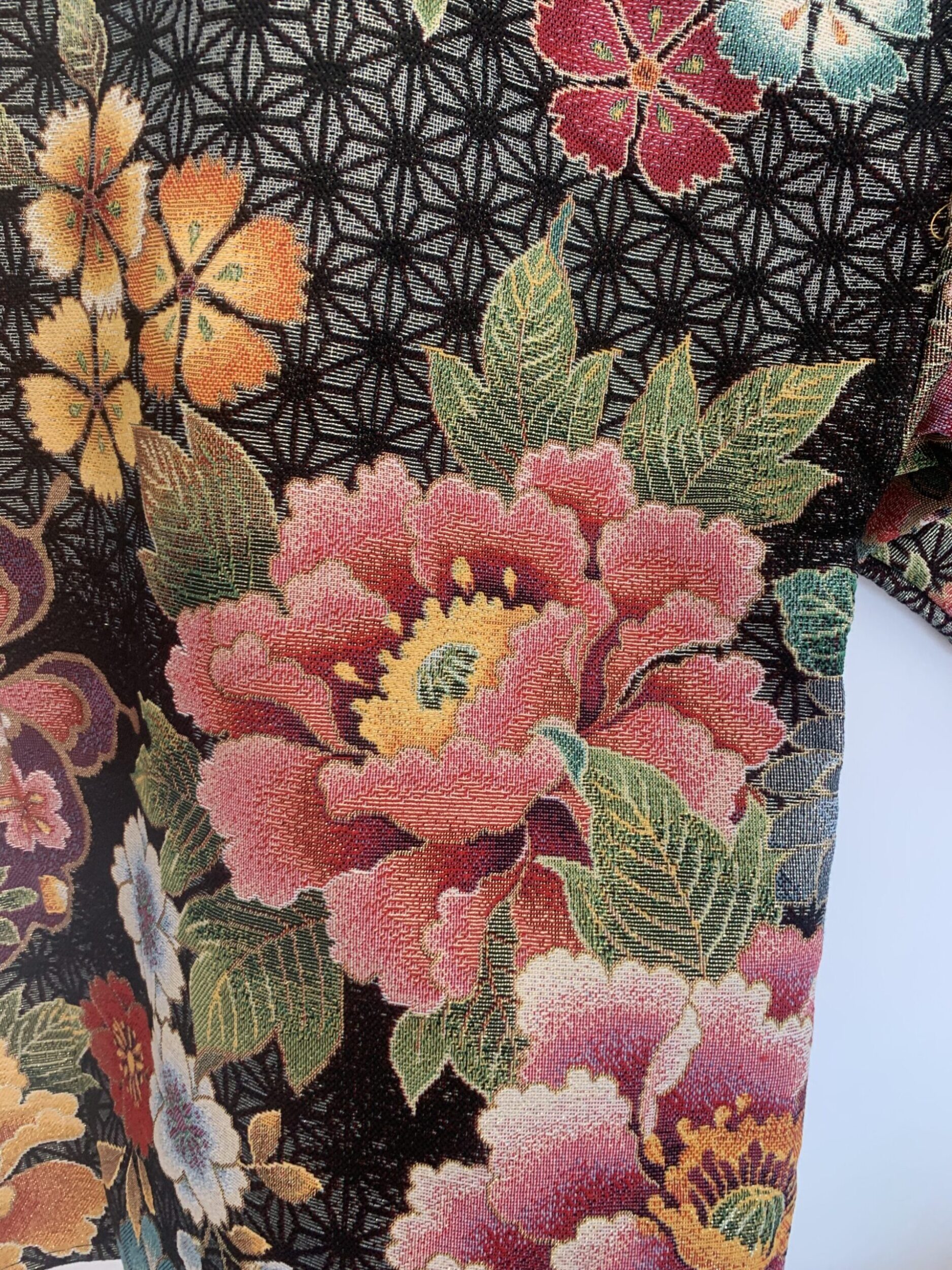 Kimono en tissu jacquard floral Détail du tissu jacquard épais à motif floral japonais tissé, texture riche et finitions soignées.