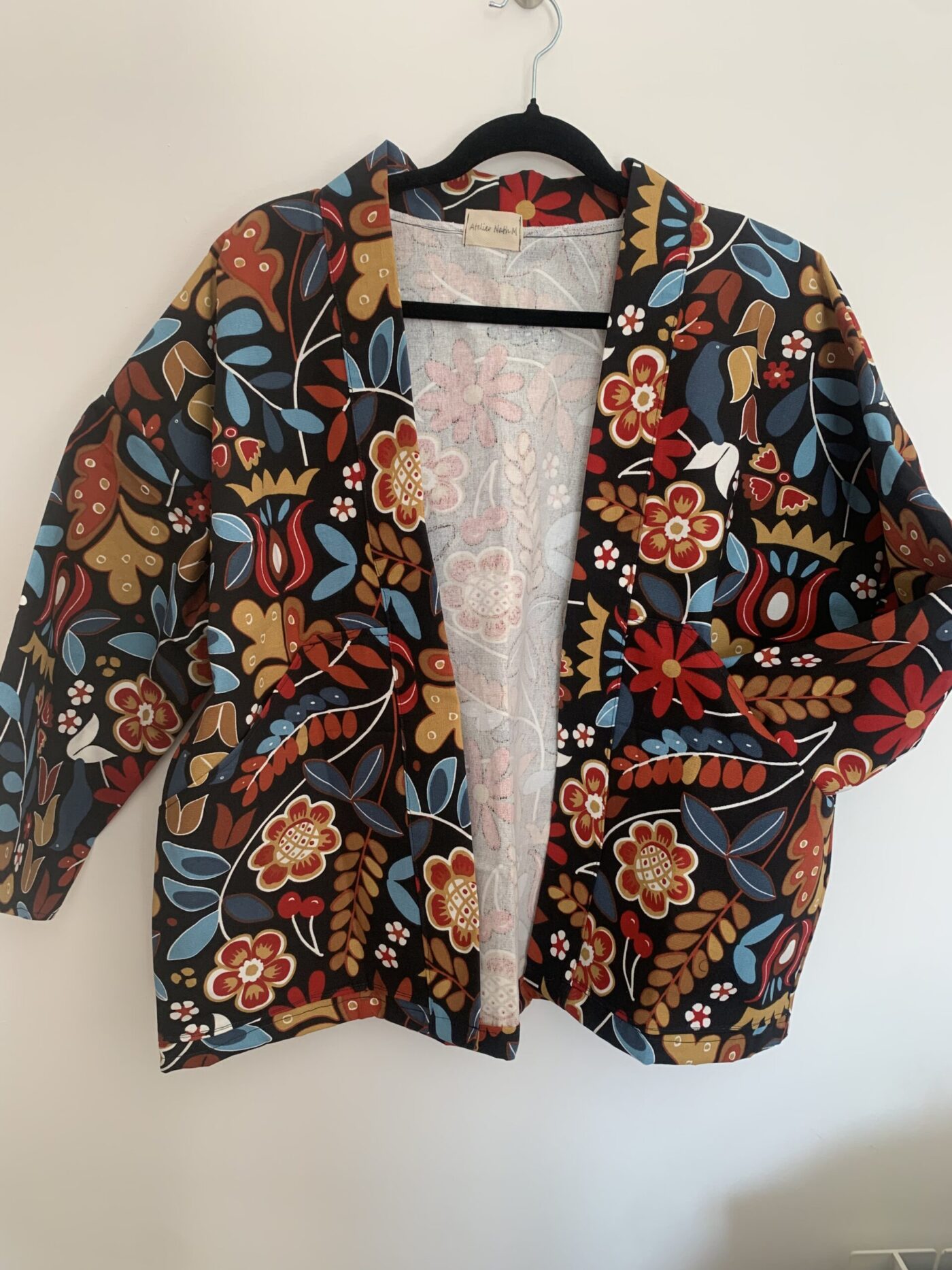 Solal de face Veste Kimono SOLAL fond noir vintage, coton, porté agréable.