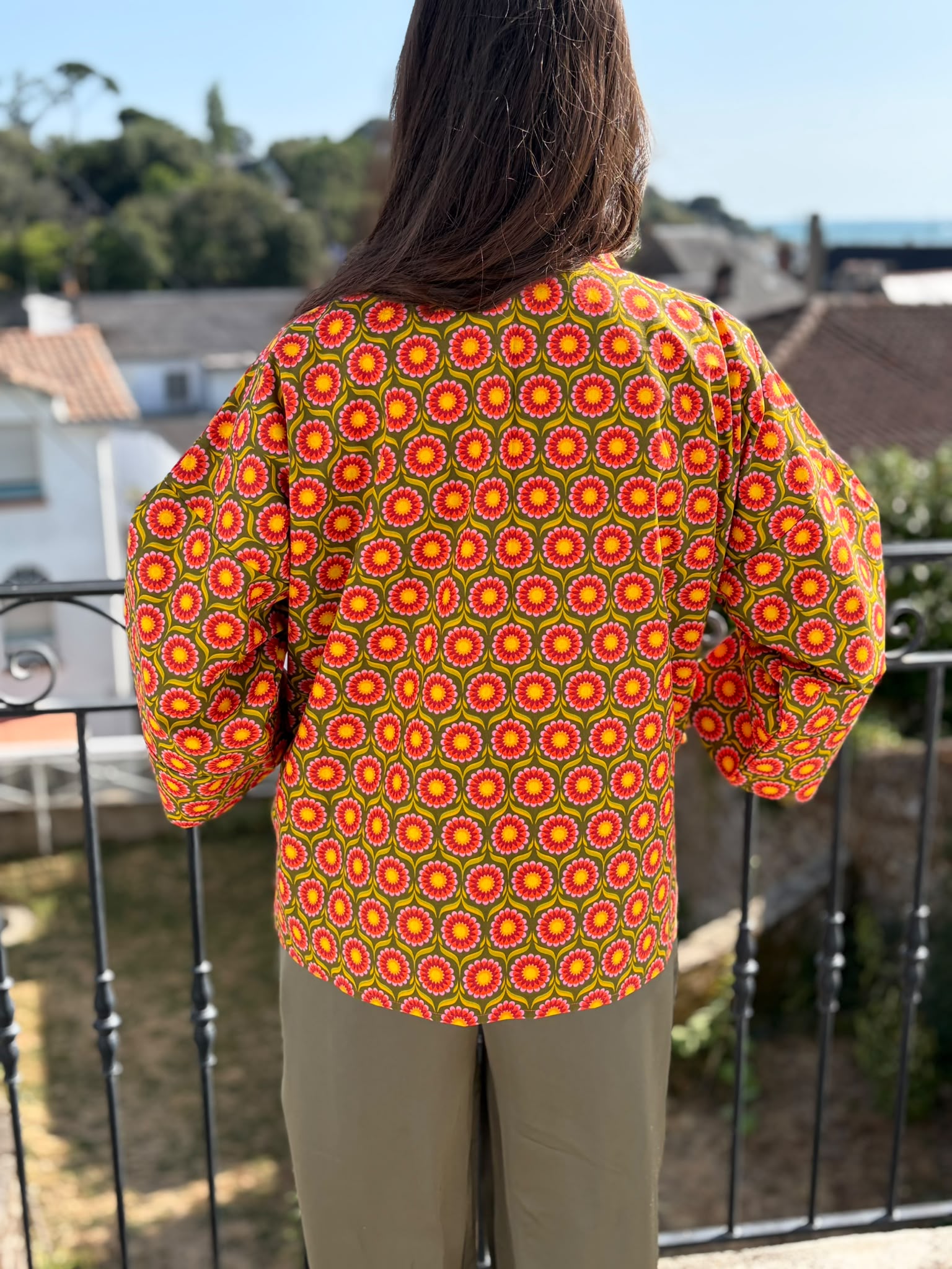Poches oranges de dos Kimono mixte en coton léger à imprimé floral vintage avec poches orange contrastantes, coupe ample et style rétro inspiré du Japon.