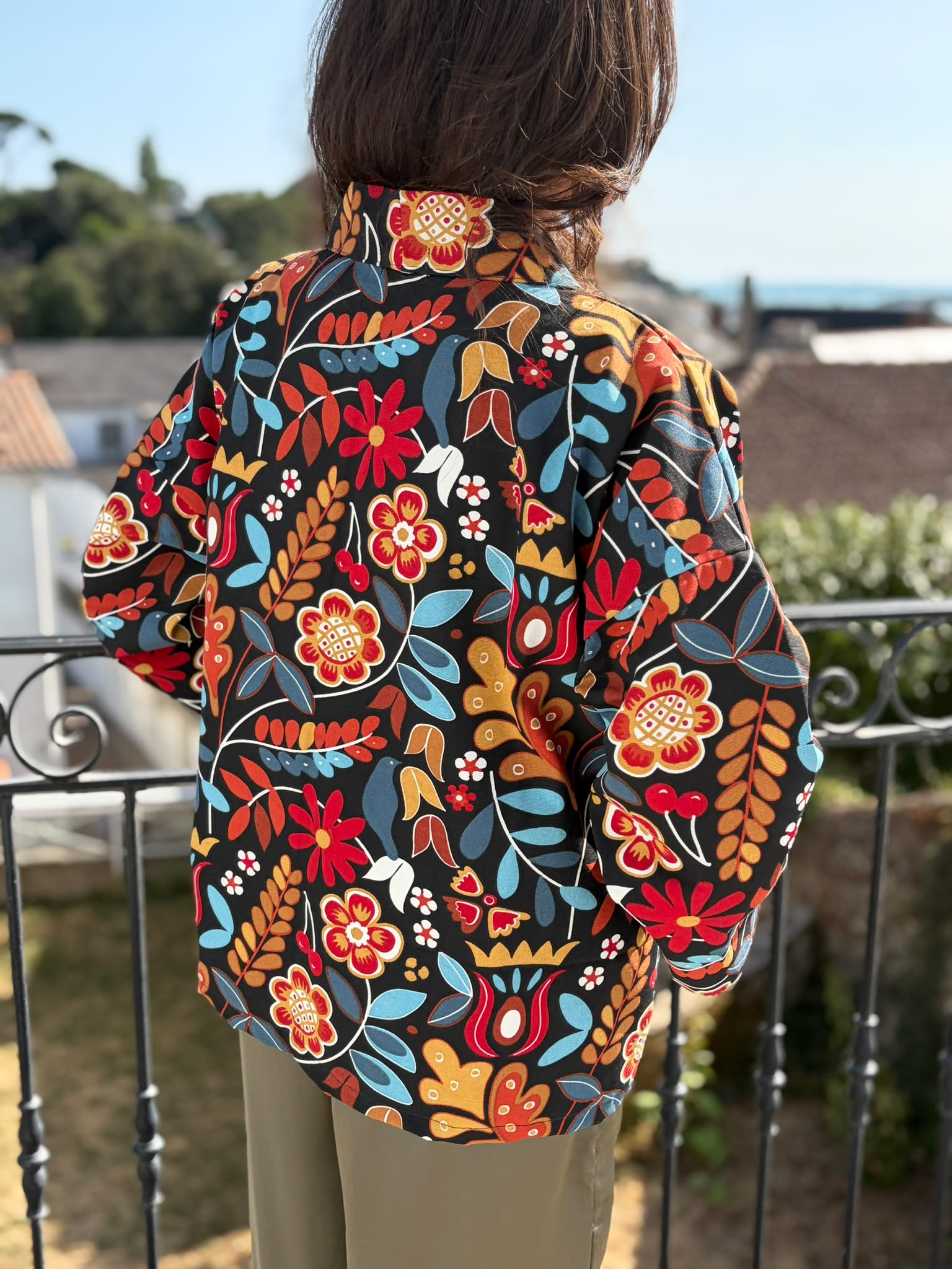 Solal de dos Veste Kimono SOLAL Kimono femme aux motifs floraux colorés d'inspiration vintage. Une pièce originale, confortable et pleine de caractère.