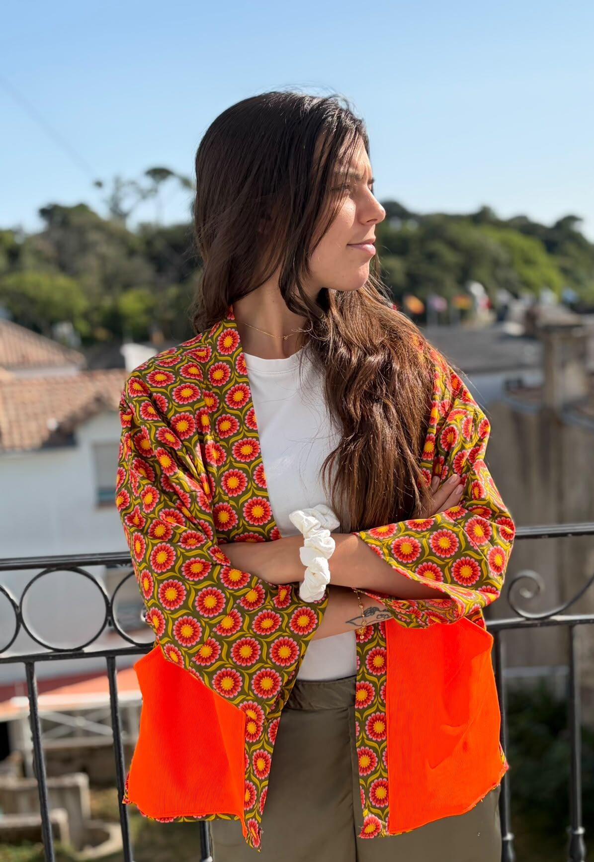 veste kimono poches oranges Kimono mixte en coton léger à imprimé floral vintage avec poches orange contrastantes, coupe ample et style rétro inspiré du Japon.