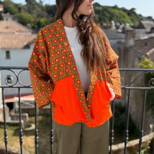 Kimono mixte en coton léger à imprimé floral vintage avec poches orange contrastantes, coupe ample et style rétro inspiré du Japon.