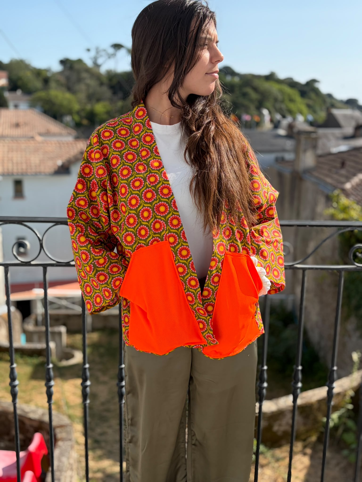 vESTE KIMONO VINTAGE POCHES ORANGES Kimono mixte en coton léger à imprimé floral vintage avec poches orange contrastantes, coupe ample et style rétro inspiré du Japon.