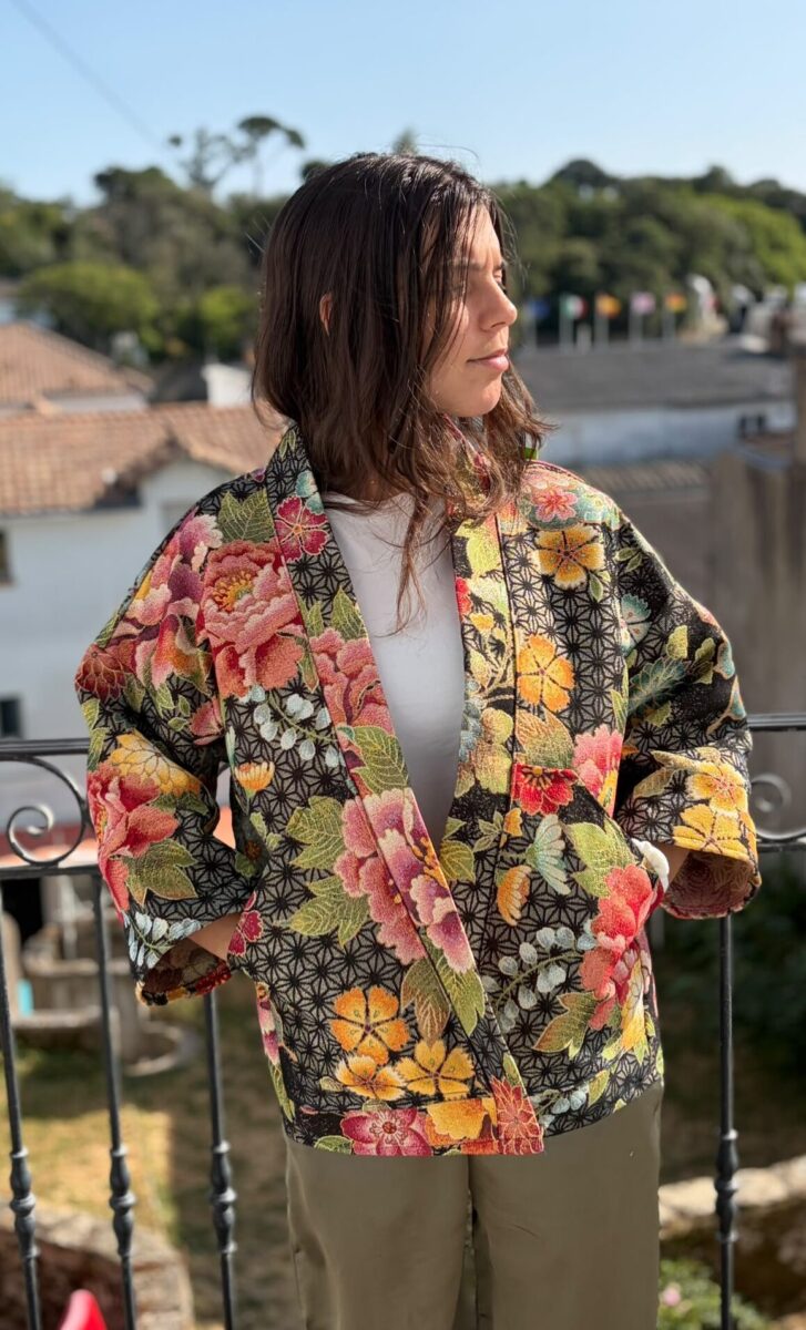 De face Veste Kimono ZABOU Tissu jacquard épais à motif floral japonais tissé, texture riche