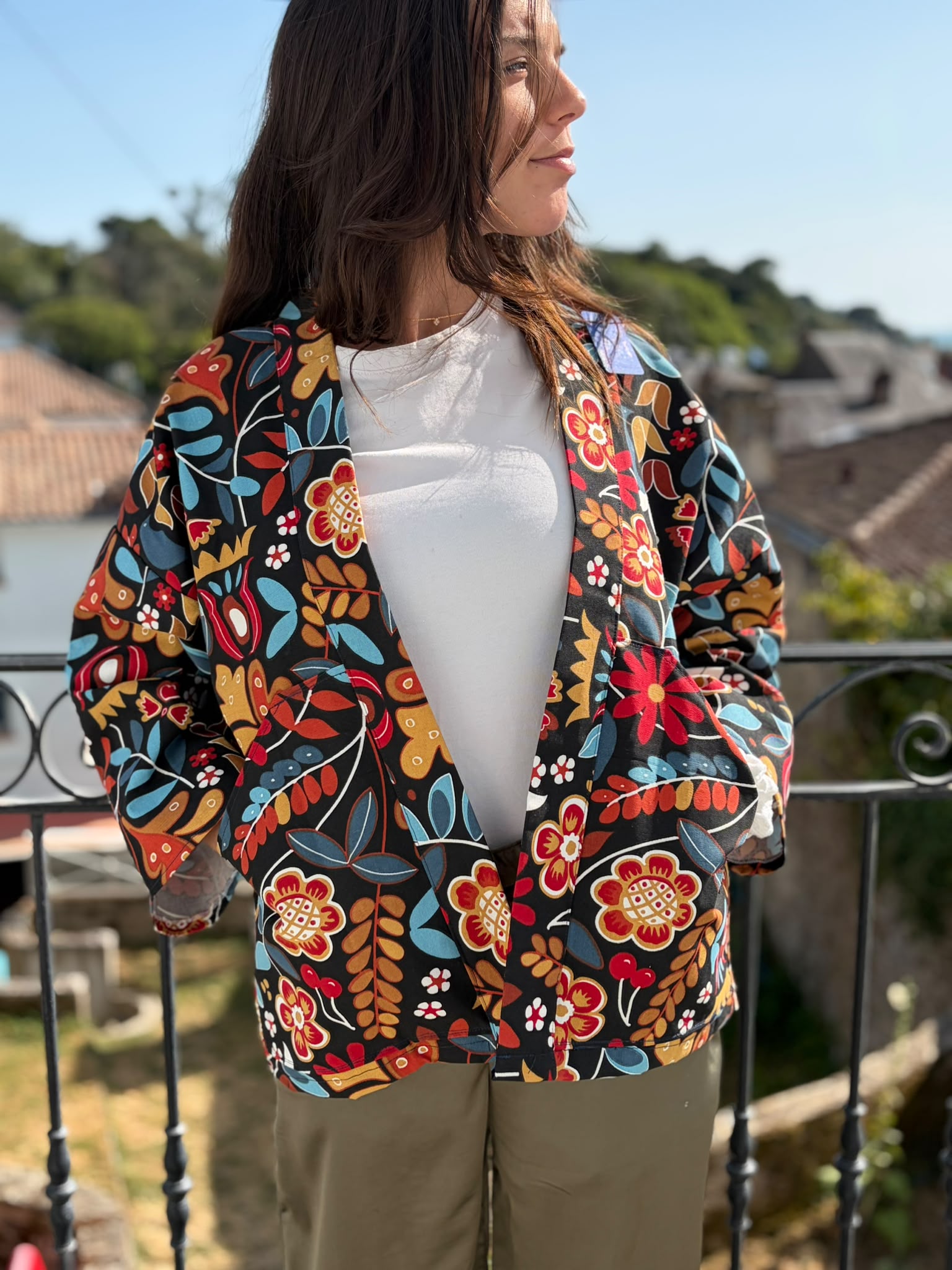 SOLAL de face ext Veste KImono SOLAL Kimono femme aux motifs floraux colorés d'inspiration vintage. Une pièce originale, confortable et pleine de caractère.